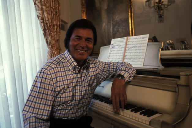 Singer Engelbert Humperdinck Jan 01, 1997 - London, England, United Kingdom - British-American Pop Singer ENGELBERT HUMPERDINCK (aka ARNOLD DORSEY) pictured in his home in 1997. Copyright: xBernardxFallonx