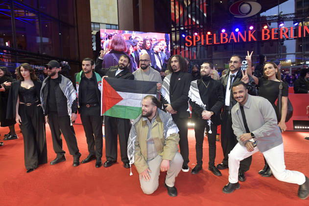 Salah Issaad, Sofiane Zermani, Taqiyeddine Issaad, Abdallah Alkhatib and team at the Closing Ceremony with Award Ceremony at the Berlinale 2026 76 Berlin International Film Festival in the Berlinale Palast Berlin, 21 02 2026 Foto:xM.xBehrensx xFuturexImagex closing_6396