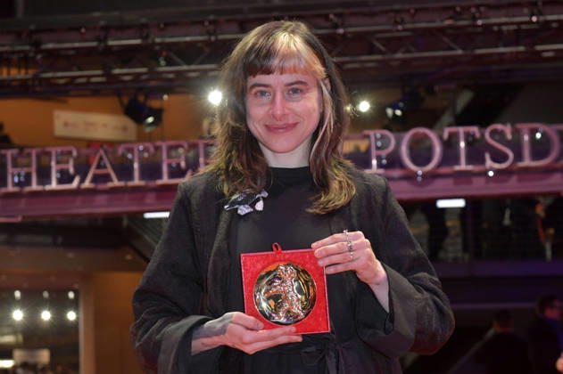 Pepa Lubojacki with the Berlinale Documentary Award for If Pigeons Turned to Gold after the Closing Ceremony with Award Ceremony at the Berlinale 2026 76 Berlin International Film Festival in the Berlinale Palast Berlin, 21 02 2026 Foto:xM.xBehrensx xFuturexImagex closing_6407