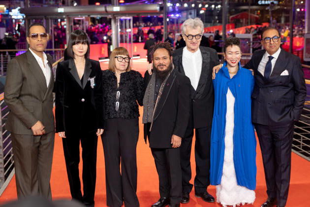Award Ceremony, Berlinale Red Carpet, Berlin, 21 02 2026 Reinaldo Marcus Green, Bae Doona, Ewa Puszczynska, Min Bahadur Bham, Wim Wenders, Hikari ,Shivendra Singh Dungarpur on the Red Carpet before the Closing Gala of the 76 Berlinale at the Theater am Potsdamer Platz Berlin on 21 02 2026 The 76 Berlin International Film Fes Copyright: xJensxFinkex