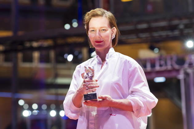 Berlinale, award winners at the Theater am Potsdamer Platz, Berlin, 21 02 2026 Sandra Hüller poses with the Silver Bear for Best Acting Performance in a Leading Role in a Motion Picture Rose after the award ceremony at the closing gala of the Berlinale at the Theater am Potsdamer Platz in Berlin on 21 02 2026 Copyright: xBenxKriemannx