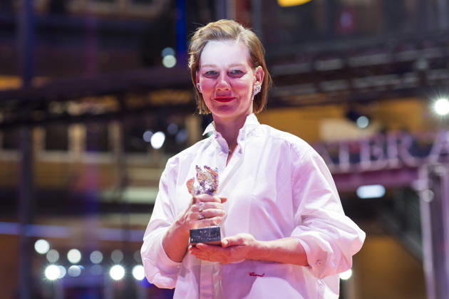Berlinale, award winners at the Theater am Potsdamer Platz, Berlin, 21 02 2026 Sandra Hüller poses with the Silver Bear for Best Acting Performance in a Leading Role in a Motion Picture Rose after the award ceremony at the closing gala of the Berlinale at the Theater am Potsdamer Platz in Berlin on 21 02 2026 Copyright: xBenxKriemannx