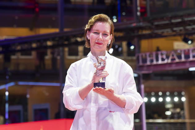 Berlinale, award winners at the Theater am Potsdamer Platz, Berlin, 21 02 2026 Sandra Hüller poses with the Silver Bear for Best Acting Performance in a Leading Role in a Motion Picture Rose after the award ceremony at the closing gala of the Berlinale at the Theater am Potsdamer Platz in Berlin on 21 02 2026 Copyright: xBenxKriemannx