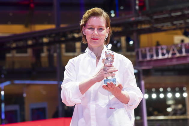 Berlinale, award winners at the Theater am Potsdamer Platz, Berlin, 21 02 2026 Sandra Hüller poses with the Silver Bear for Best Acting Performance in a Leading Role in a Motion Picture Rose after the award ceremony at the closing gala of the Berlinale at the Theater am Potsdamer Platz in Berlin on 21 02 2026 Copyright: xBenxKriemannx