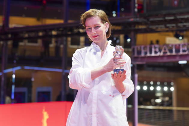 Berlinale, award winners at the Theater am Potsdamer Platz, Berlin, 21 02 2026 Sandra Hüller poses with the Silver Bear for Best Acting Performance in a Leading Role in the film Rose after the award ceremony at the closing gala of the Berlinale at the Theater am Potsdamer Platz in Berlin on 21 02 2026 The 76t Copyright: xBenxKriemannx