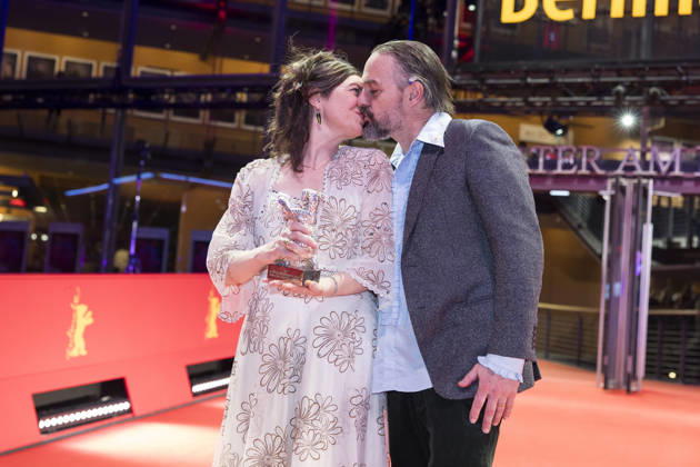 Berlinale, award winners at Theater am Potsdamer Platz, Berlin, 21 02 2026 Anna Fitch US director and Banker White US director pose with the Silver Bear for Outstanding Artistic Achievement for the film Yo Love is a Rebellious Bird after the Copyright: xBenxKriemannx