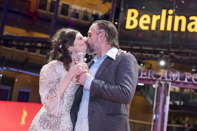Berlinale, award winners at Theater am Potsdamer Platz, Berlin, 21 02 2026 Anna Fitch US director and Banker White US director pose with the Silver Bear for Outstanding Artistic Achievement for the film Yo Love is a Rebellious Bird after the Copyright: xBenxKriemannx