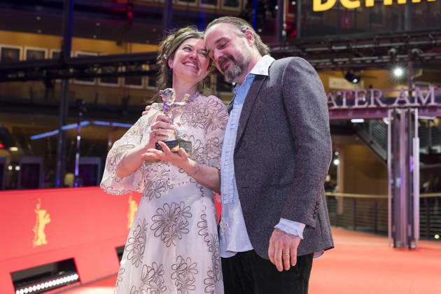 Berlinale, award winners at Theater am Potsdamer Platz, Berlin, 21 02 2026 Anna Fitch US director and Banker White US director pose with the Silver Bear for Outstanding Artistic Achievement for the film Yo Love is a Rebellious Bird after the Copyright: xBenxKriemannx