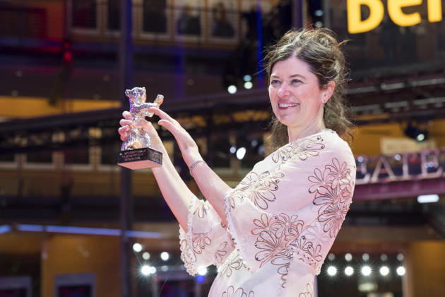 Berlinale, award winners at the Theater am Potsdamer Platz, Berlin, 21 02 2026 Anna Fitch US director poses with the Silver Bear for the exceptional artistic achievement in the film Yo Love is a rebellious bird after the award ceremony at the closing gala of the Berlinale a Copyright: xBenxKriemannx