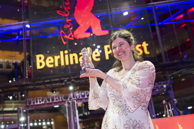 Berlinale, award winners at the Theater am Potsdamer Platz, Berlin, 21 02 2026 Anna Fitch US director poses with the Silver Bear for the exceptional artistic achievement in the film Yo Love is a rebellious bird after the award ceremony at the closing gala of the Berlinale a Copyright: xBenxKriemannx