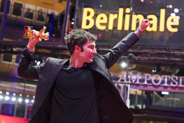Berlinale, award winners at the Theater am Potsdamer Platz, Berlin, 21 02 2026 Ilker atak poses with the Golden Bear for Best Film after the award ceremony at the closing gala of the Berlinale at the Theater am Potsdamer Platz in Berlin on 21 02 2026 The 76 Berlin International Film Festival takes place from Feb Copyright: xBenxKriemannx