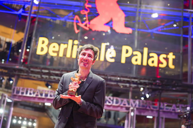 Berlinale, award winners at the Theater am Potsdamer Platz, Berlin, 21 02 2026 Ilker atak poses with the Golden Bear for Best Film after the award ceremony at the closing gala of the Berlinale at the Theater am Potsdamer Platz in Berlin on 21 02 2026 The 76 Berlin International Film Festival takes place from Feb Copyright: xBenxKriemannx