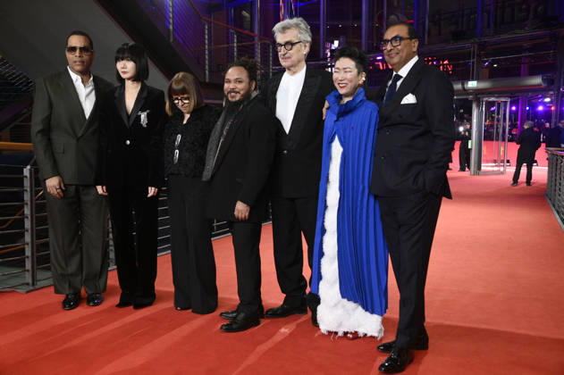 Reinaldo Marcus Green, Bae Doona, Ewa PuszczyÅ ska, Min Bahadur Bham, Wim Wenders, Hikari and Shivendra Singh Dungarpur at the Closing Ceremony with Award Ceremony at the Berlinale 2026 76 Berlin International Film Festival in the Berlinale Palast Berlin, 21 02 2026 Foto:xN.xKubelkax xFuturexImagex closing_6500