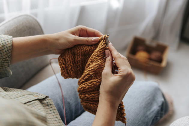 Close up of hands knitting a cozy handmade wool textile indoors model released, Symbolfoto, HDF00254