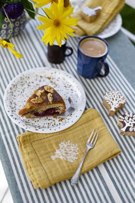 IMAGO Creative, Jahreszeit Sommer, Food, Pflaume Plum and nut cake with coffee and yellow Jerusalem artichoke flowers outdoors, Hamburg Hamburg Deutschland Altes Land GISF01312