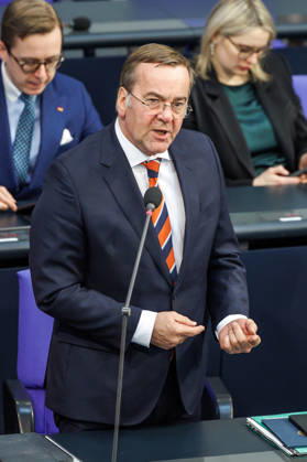 Bundestag Boris Pistorius SPD , Federal Minister of Defense, during the questioning of the Federal Government in the German Bundestag on 25 02 26 in Berlin Berlin Berlin Germany Bundestag
