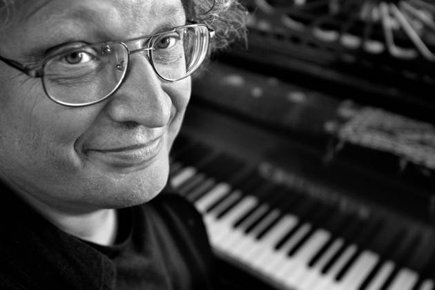 Portrait of Rene JACOBS conductor, opera singer at his place in Marais district 22 09 2005 Philippe Matsas Opale photo RECORD DATE NOT STATED  Copyright: x PhilippexMatsas Opale.photox