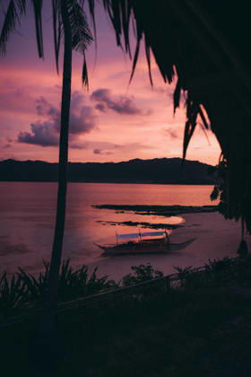 Stunning pink sunset over tropical island in the Philippines Captivating sunset view in the Philippines with vibrant pink skies over a tranquil beach and silhouette of a traditional boat, capturing the essence of Southeast Asian travel. Model Released LidiaMoya_ID33817_1191048_008 Copyright: xLidiaxMoyax RECORD DATE NOT STATED