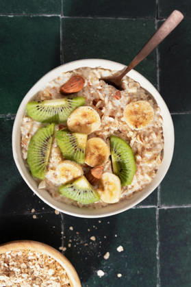 Delicious bowl of oatmeal with kiwi and banana slices A nutritious bowl of oatmeal topped with fresh kiwi slices, ripe banana, and almonds. Perfect for a healthy breakfast, it delivers a good source of fiber and essential nutrients. Model Released MaiderAlvarez_ID33235_1131624_001 Copyright: xMaiderxAlvarezx RECORD DATE NOT STATED