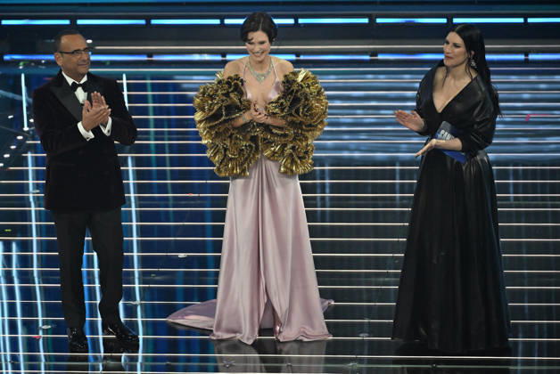 February 27, 2026, Sanremo, ITALY: (L-R) Sanremo Festival host and artistic director Carlo Conti with Italian model Bianca Balti and Italian singer Laura Pausini on stage at the Ariston theatre during the 76th edition of the Sanremo Italian Song Festival, in Sanremo, Italy, 27 February 2026. The music festival will run from 24 to 28 February 2026. ANSA RICCARDO ANTIMIANI Sanremo ITALY - ZUMAa110 20260227_zaf_a110_137 Copyright: xRiccardoxAntimianix