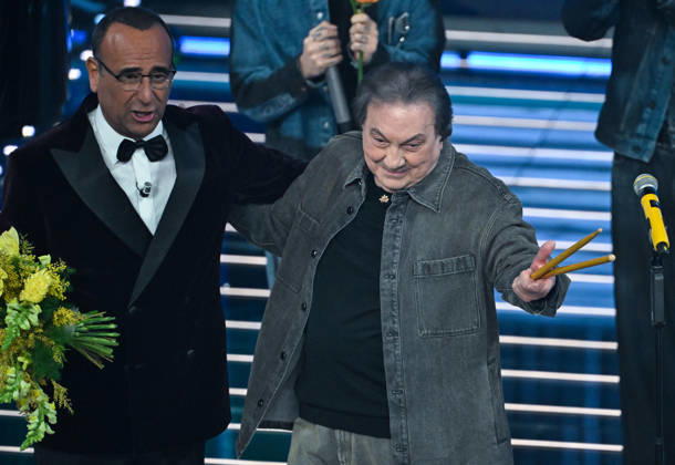 February 27, 2026, Sanremo, Italy: (L-R) Sanremo Festival host and artistic director Carlo Conti with Italian singer Tullio De Piscopo perform on stage at the Ariston theatre during the 76th edition of the Sanremo Italian Song Festival, in Sanremo, Italy, 27 February 2026. The music festival will run from 24 to 28 February 2026. ANSA RICCARDO ANTIMIANI. Sanremo Italy - ZUMAa110 20260227_zaf_a110_178 Copyright: xRiccardoxAntimianix
