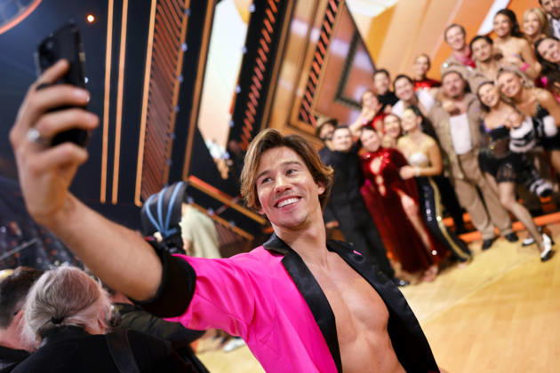 Internet personality Joel Mattli takes a selfie with the candidates and dancers at the introductory show of season 19 of the RTL dance show Lets Dance at the Coloneum Cologne, 27 02 2026 NRW Germany Copyright: xChristophxHardtx