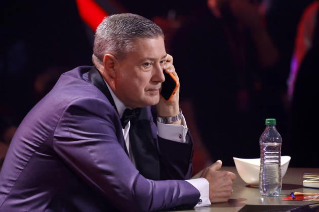 Juror Joachim Llambi talks on the phone during a break in the introductory show of the 19th season of the RTL dance show Lets Dance in the Coloneum Cologne, 27 02 2026 NRW Germany Copyright: xChristophxHardtx