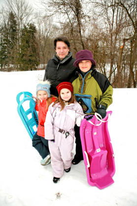 ARCHIVE Nicki Singer Nicki with her partner Gerhard Schmid and their daughters Sina Maria and Kimy in the snow , 2010 ARCHIVE ACQUISITION, date estimated 20260202JWM0113
