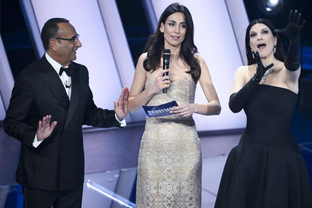 February 28, 2026, Sanremo, Italy: (L-R) Sanremo Festival host and artistic director Carlo Conti with Italian journalist and tv presenter Giorgia Cardinaletti and Italian singer Laura Pausini on stage at the Ariston theatre during the 76th edition of the Sanremo Italian Song Festival, in Sanremo, Italy, 28 February 2026. The music festival will run from 24 to 28 February 2026. ANSA ETTORE FERRARI. Sanremo Italy - ZUMAa110 20260228_zaf_a110_186 Copyright: xEttorexFerrarix