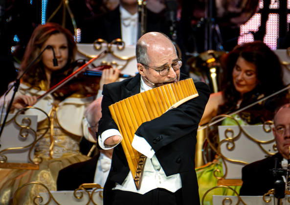 28 02 2026, xlakx, Entertainment, Andre Rieu Tour 2026 v l Michel Tirabosco Panflutist plays with Andre Rieu on his tour in the Uber Arena Berlin Berlin Daniel Lakomski