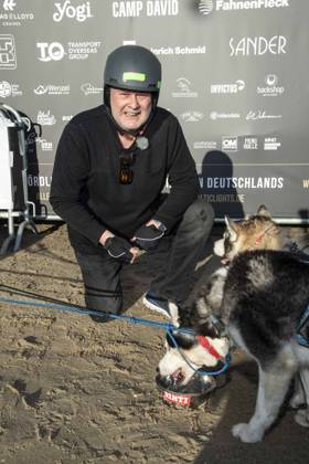 abb Walter Lehnertz with dogs on the beach at 10 years Baltic Lights 2026 celebrity charity sled dog race in favor of Welthungerhilfe at the Baltic Sea between the sea bridge Ahlbeck and the sea bridge Heringsdorf , Friday 06 03 2026 in Heringsdorf MV Germany