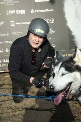 abb Walter Lehnertz with dogs on the beach at 10 years Baltic Lights 2026 celebrity charity sled dog race in favor of Welthungerhilfe at the Baltic Sea between the sea bridge Ahlbeck and the sea bridge Heringsdorf , Friday 06 03 2026 in Heringsdorf MV Germany