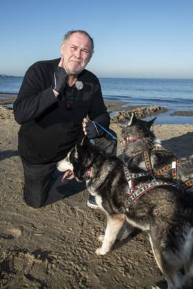 abb Walter Lehnertz with dogs on the beach at 10 years Baltic Lights 2026 celebrity charity sled dog race in favor of Welthungerhilfe at the Baltic Sea between the sea bridge Ahlbeck and the sea bridge Heringsdorf , Friday 06 03 2026 in Heringsdorf MV Germany