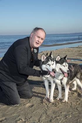 abb Walter Lehnertz with dogs on the beach at 10 years Baltic Lights 2026 celebrity charity sled dog race in favor of Welthungerhilfe at the Baltic Sea between the sea bridge Ahlbeck and the sea bridge Heringsdorf , Friday 06 03 2026 in Heringsdorf MV Germany