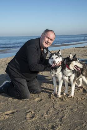 abb Walter Lehnertz with dogs on the beach at 10 years Baltic Lights 2026 celebrity charity sled dog race in favor of Welthungerhilfe at the Baltic Sea between the sea bridge Ahlbeck and the sea bridge Heringsdorf , Friday 06 03 2026 in Heringsdorf MV Germany