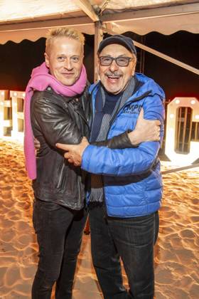 abb Roman Knizka and Wolfgang Stumph as guests on the beach at the 10th anniversary of Baltic Lights 2026 celebrity charity sled dog race in aid of Welthungerhilfe on the Baltic Sea between the Ahlbeck sea bridge and the Heringsdorf sea bridge, Friday 06 03 2026 in Heringsdorf MV Germany