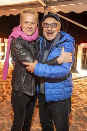 abb Roman Knizka and Wolfgang Stumph as guests on the beach at the 10th anniversary of Baltic Lights 2026 celebrity charity sled dog race in aid of Welthungerhilfe on the Baltic Sea between the Ahlbeck sea bridge and the Heringsdorf sea bridge, Friday 06 03 2026 in Heringsdorf MV Germany