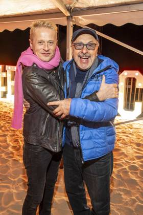 abb Roman Knizka and Wolfgang Stumph as guests on the beach at the 10th anniversary of Baltic Lights 2026 celebrity charity sled dog race in aid of Welthungerhilfe on the Baltic Sea between the Ahlbeck sea bridge and the Heringsdorf sea bridge, Friday 06 03 2026 in Heringsdorf MV Germany