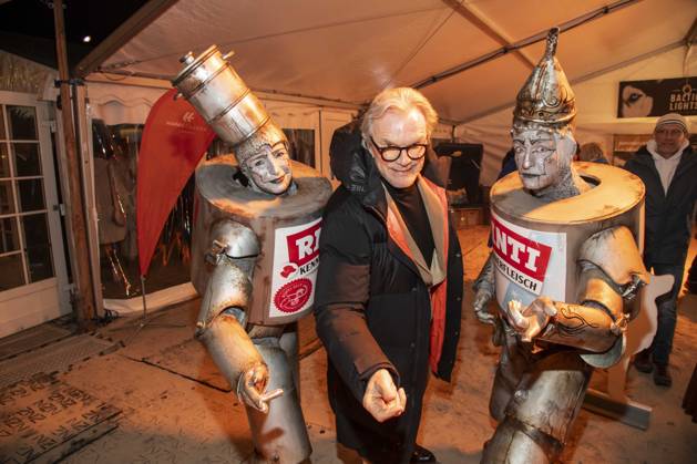 abb Wolfgang Lippert with advertising figures on the beach at the 10th anniversary of Baltic Lights 2026 celebrity charity sled dog race in aid of Welthungerhilfe on the Baltic Sea between the Ahlbeck and Heringsdorf sea bridges, Friday 06 03 2026 in Heringsdorf MV Germany