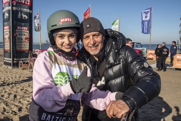 abb Amira Atalay and Erdogan Atalay father with daughter on the beach at 10 years Baltic Lights 2026 celebrity charity sled dog race in favor of Welthungerhilfe at the Baltic Sea between the Seebruecke Ahlbeck and the Seebruecke Heringsdorf , Friday 06 03 2026 in Heringsdorf MV Germany