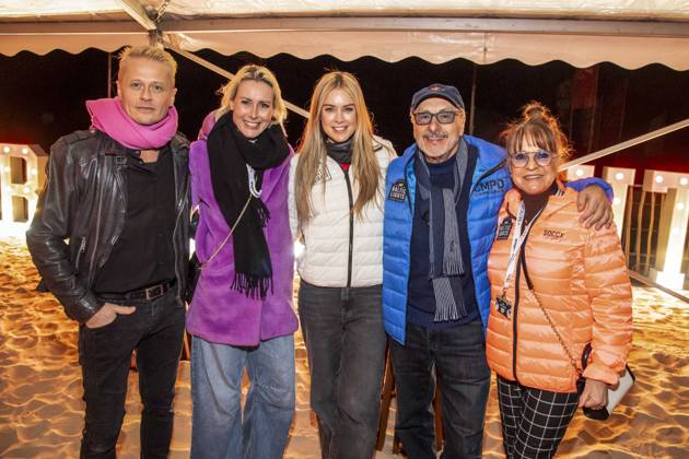 abb Roman Knizka, Franziska Hippe, Nina Ensmann, Wolfgang Stumph and Christine Stumph as guests on the beach at 10 years of Baltic Lights 2026 celebrity charity sled dog race in aid of Welthungerhilfe on the Baltic Sea between the Ahlbeck sea bridge and the Heringsdorf sea bridge , Friday 06 03 2026 in Heringsdorf MV Germany