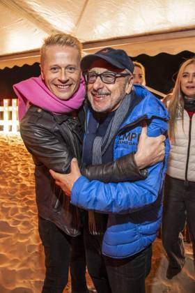 abb Roman Knizka and Wolfgang Stumph as guests on the beach at the 10th anniversary of Baltic Lights 2026 celebrity charity sled dog race in aid of Welthungerhilfe on the Baltic Sea between the Ahlbeck sea bridge and the Heringsdorf sea bridge, Friday 06 03 2026 in Heringsdorf MV Germany