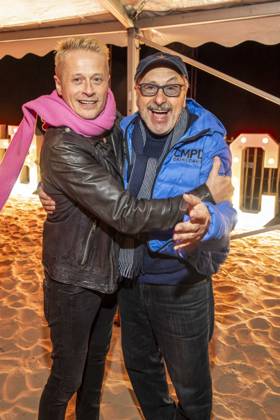 abb Roman Knizka and Wolfgang Stumph as guests on the beach at the 10th anniversary of Baltic Lights 2026 celebrity charity sled dog race in aid of Welthungerhilfe on the Baltic Sea between the Ahlbeck sea bridge and the Heringsdorf sea bridge, Friday 06 03 2026 in Heringsdorf MV Germany