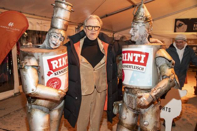 abb Wolfgang Lippert with advertising figures on the beach at the 10th anniversary of Baltic Lights 2026 celebrity charity sled dog race in aid of Welthungerhilfe on the Baltic Sea between the Ahlbeck and Heringsdorf sea bridges, Friday 06 03 2026 in Heringsdorf MV Germany