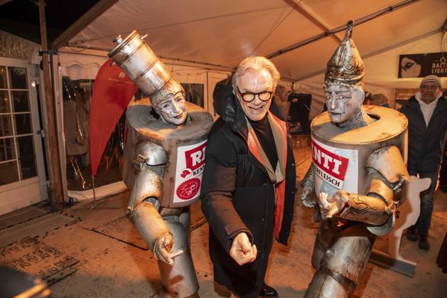 abb Wolfgang Lippert with advertising figures on the beach at the 10th anniversary of Baltic Lights 2026 celebrity charity sled dog race in aid of Welthungerhilfe on the Baltic Sea between the Ahlbeck and Heringsdorf sea bridges, Friday 06 03 2026 in Heringsdorf MV Germany