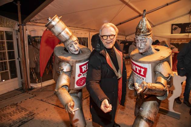 abb Wolfgang Lippert with advertising figures on the beach at the 10th anniversary of Baltic Lights 2026 celebrity charity sled dog race in aid of Welthungerhilfe on the Baltic Sea between the Ahlbeck and Heringsdorf sea bridges, Friday 06 03 2026 in Heringsdorf MV Germany