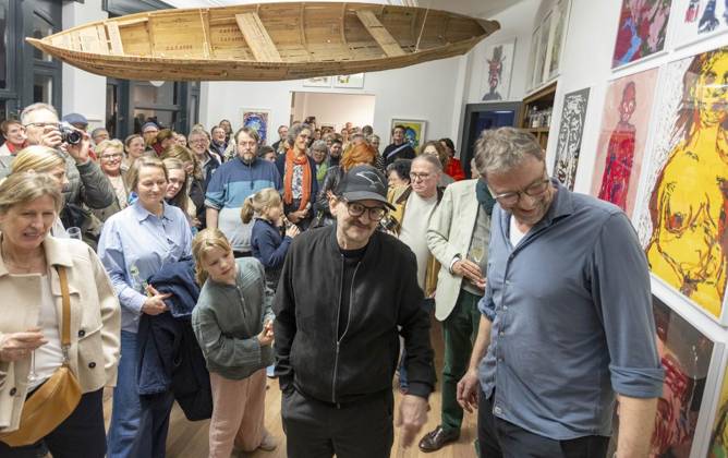 The actor and artist, Milan Peschel, FOR EDITORIAL PURPOSES ONLY EDITORIAL USE ONLY p The actor and artist, Milan Peschel, presents his own artistic works at a vernissage opened by Uli Wilkes at the Kleine Affäre in Hattingen Blankenstein on Saturday, March 7, 2026 Video Walter Fischer FUNKE Foto S Copyright: WalterxFischer doc84vlmmeajja12qsrqhp1 ,EDITORIAL USE ONLY Copyright: WalterxFischer