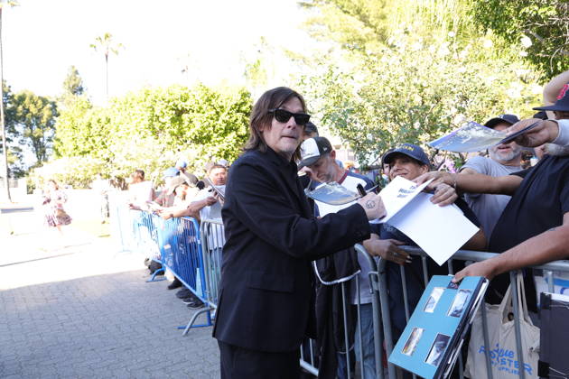 Los Angeles CA March 8: Norman Reedus signs autographs outside The 53rd Annual Saturn Awards on March 8, 2026 Credit: USA - ZUMAa123 20260308_zaa_a123_033 Copyright: xAdMediax