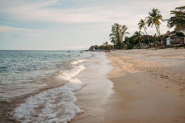People swimming at Chaweng Beach in Koh Samui, Thailand Koh Samui, Surat Thani, Thailand R_EPZT260308-1980178-01