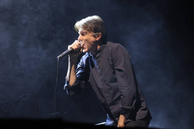 09 03 2026, Suede, singer Brett Anderson, in concert live at Uber Eats Music Hall, Berlin, Berlin